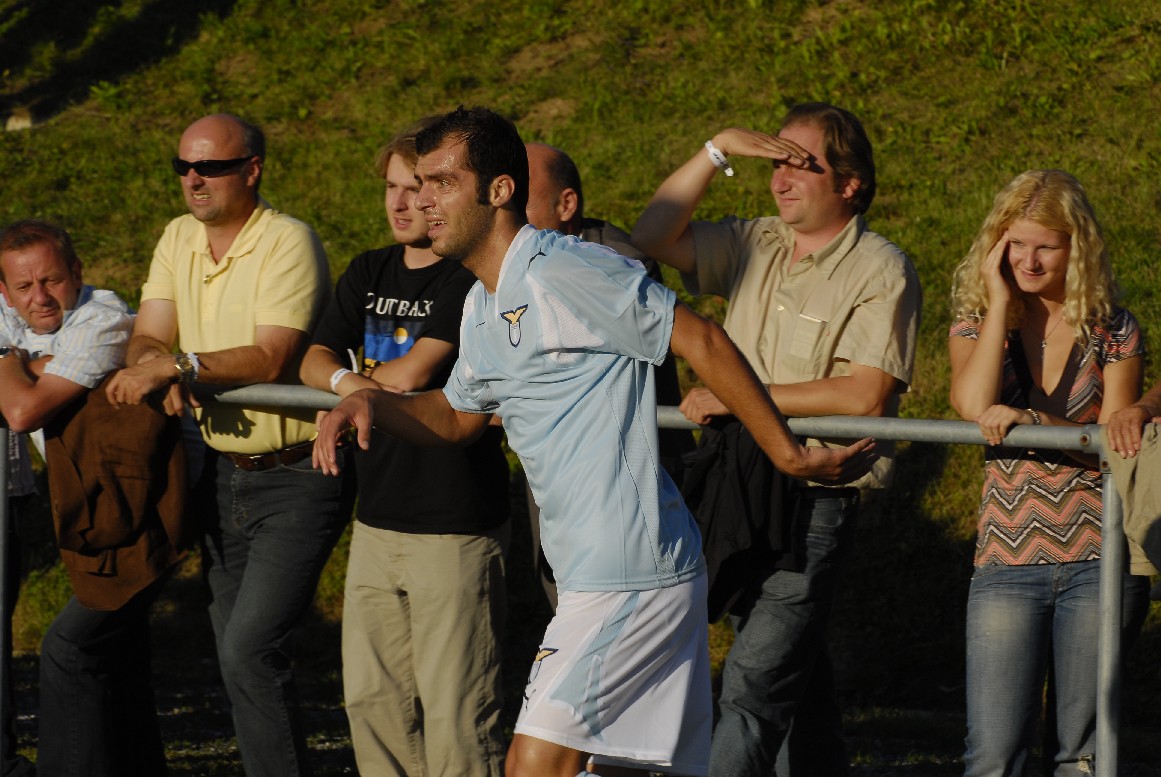 包含热那亚球迷抗议管理混乱，要求俱乐部改革的词条