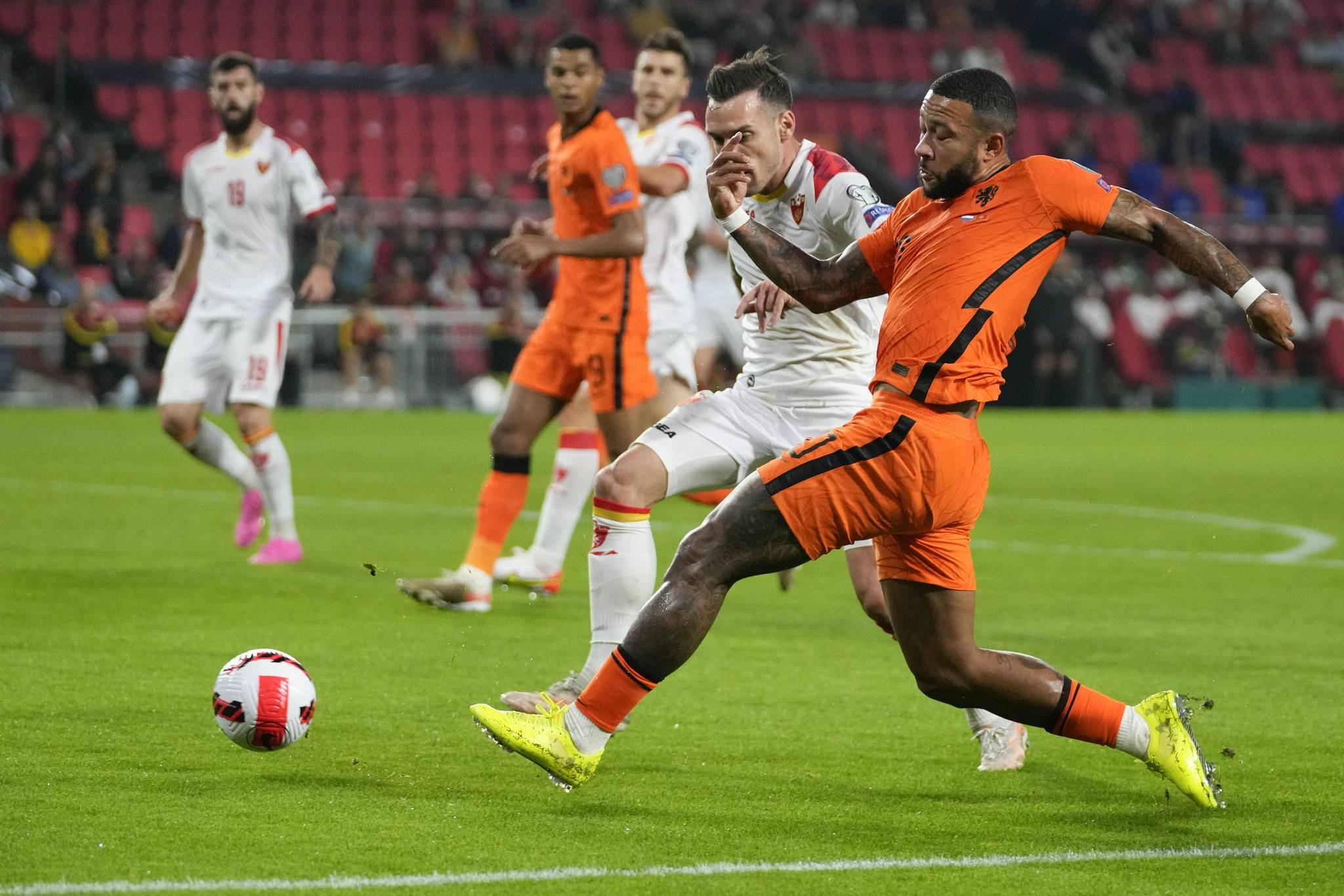 开云体育平台APP-欧洲国家球队争夺荣誉，激烈对抗上演