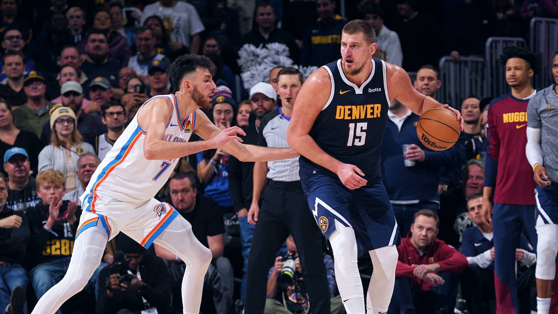 包含勇士后卫砍下三双，带领球队取得胜利的词条