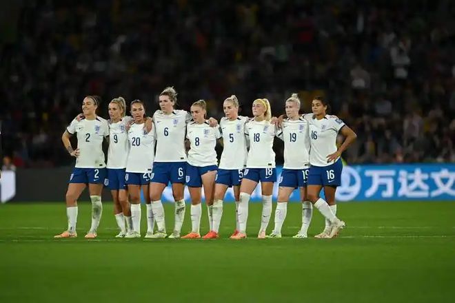 英格兰女足队员发挥卓越，连续六场不败