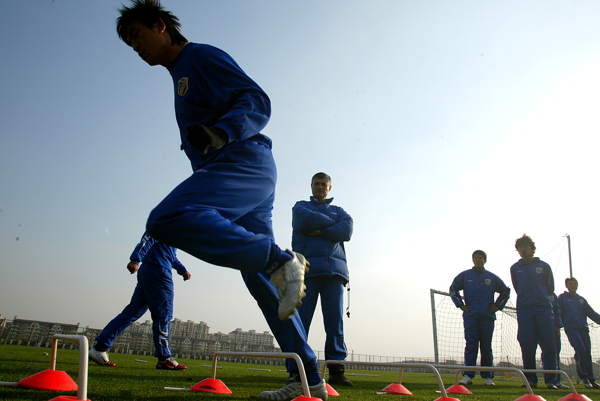 开云下载-包含精彩对抗连连，球员们在赛场上拼搏求胜的词条