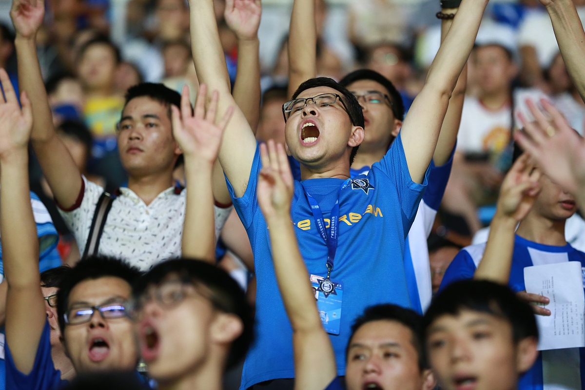 比赛现场火爆，球迷狂热欢呼