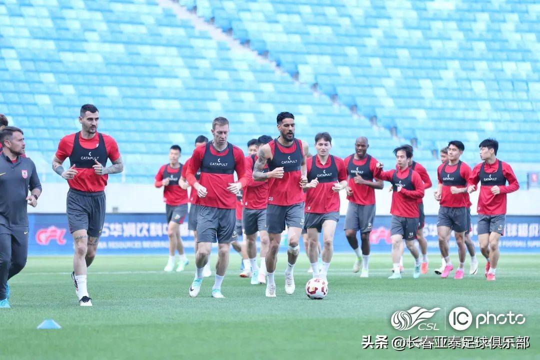 壮观场面，球员拼尽全力争取胜利