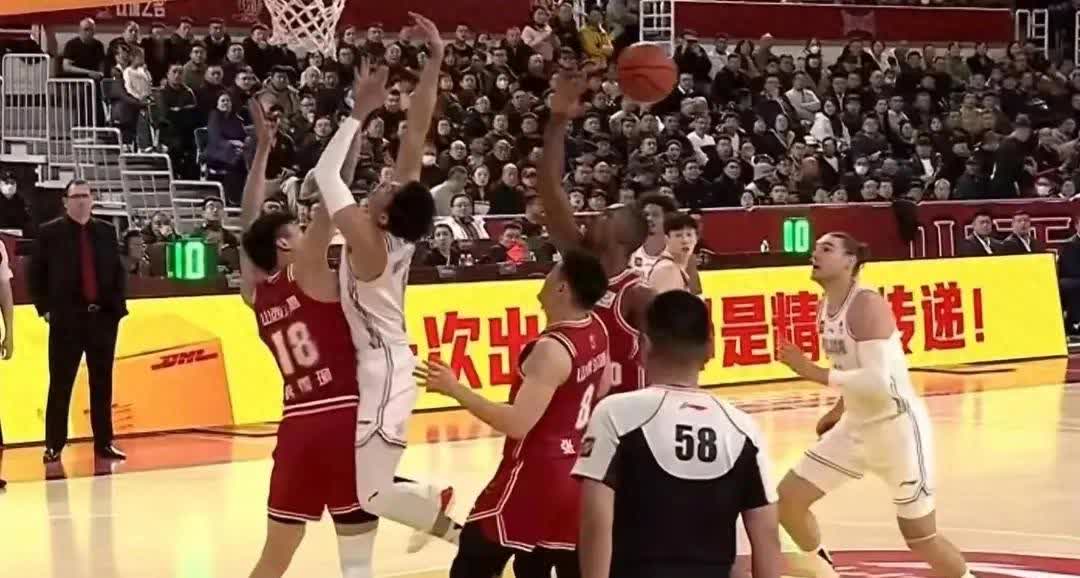 开云体育官网-福建男篮在进攻防守中保持高度集中，取得胜利