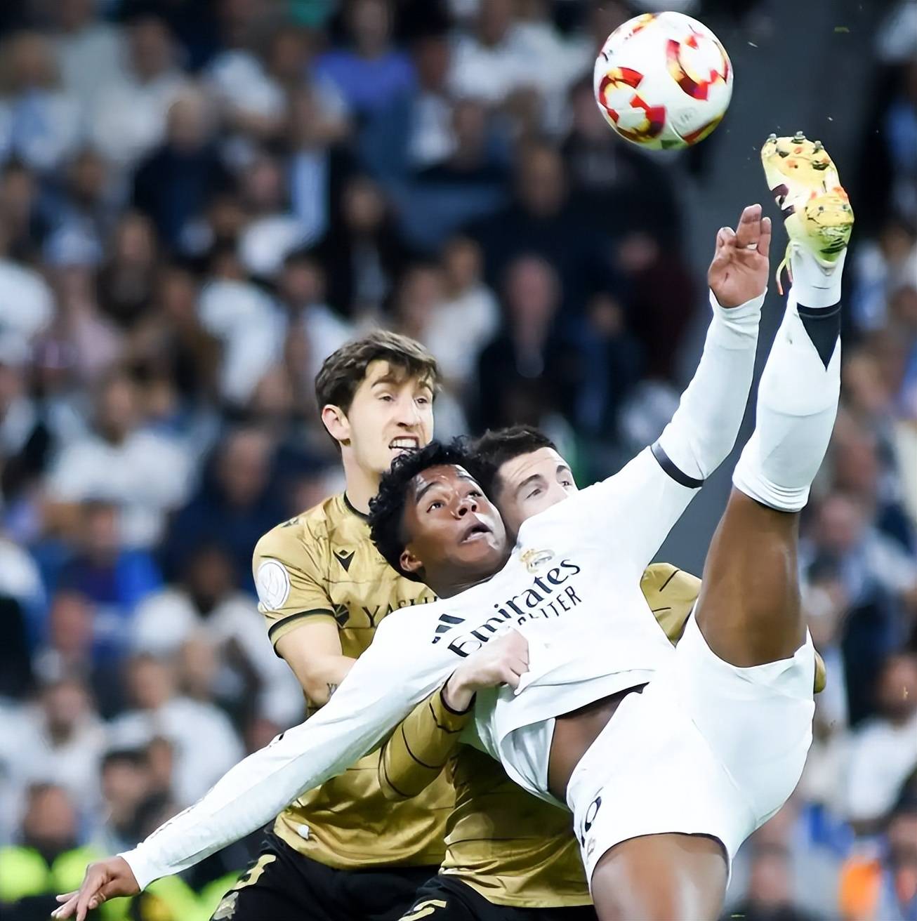 巴塞罗那憾平皇家社会，争冠形势紧张