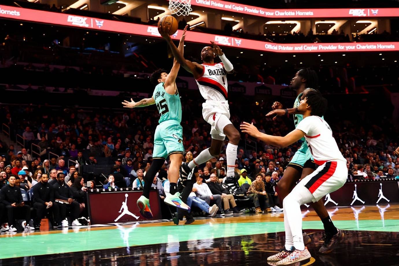 开拓者内外联手取胜，外线投篮稳定内线压制对手！的简单介绍