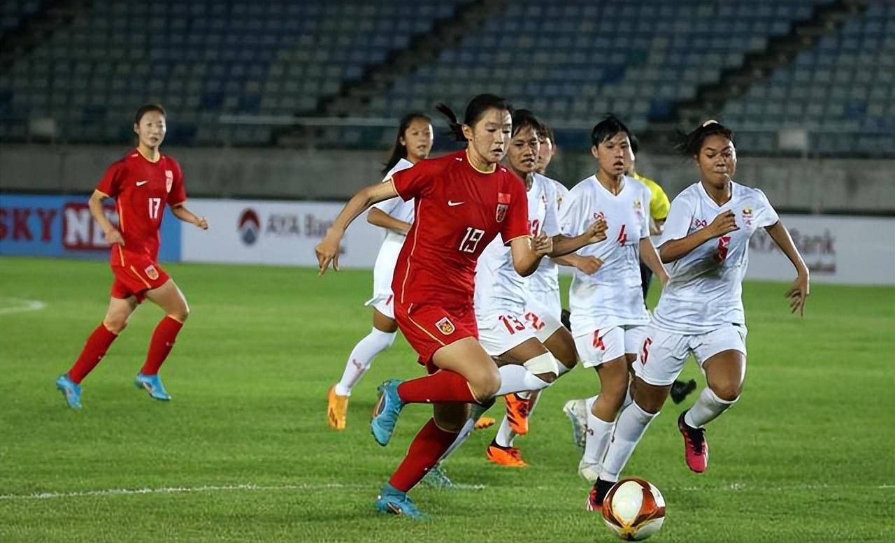 我国女足队员在比赛中展现出色表现