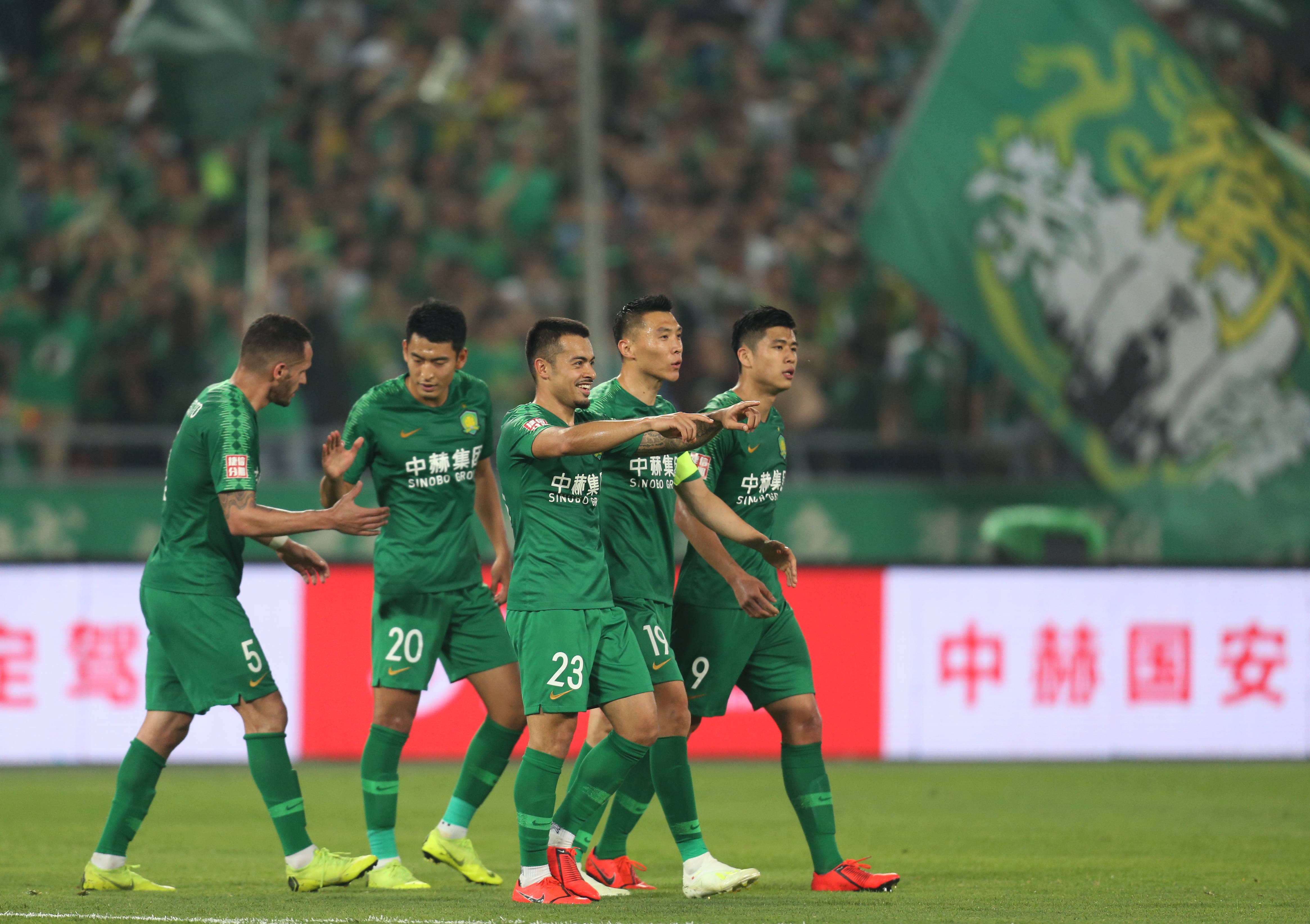 国安客场告捷气势如虹，士气高昂备战，球迷热情支持