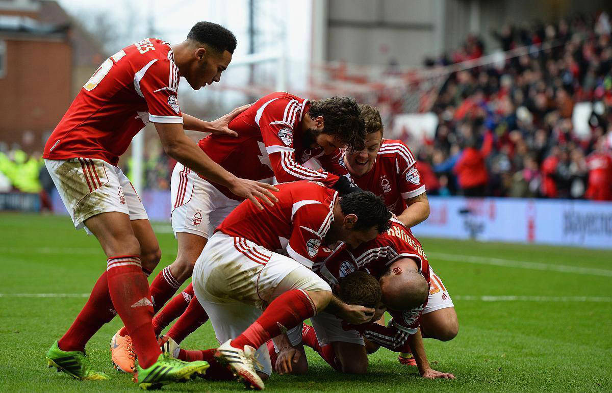 沙尔克反弹良好，主场逼平弗赖堡保住不败纪录