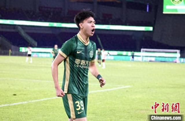 长春亚泰队凭借进攻火力，收获胜利