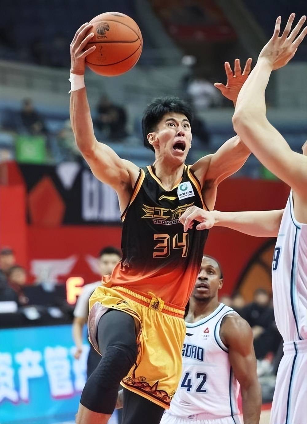 开云体育入口-篮球比赛中出现暴力事件，球员被罚款