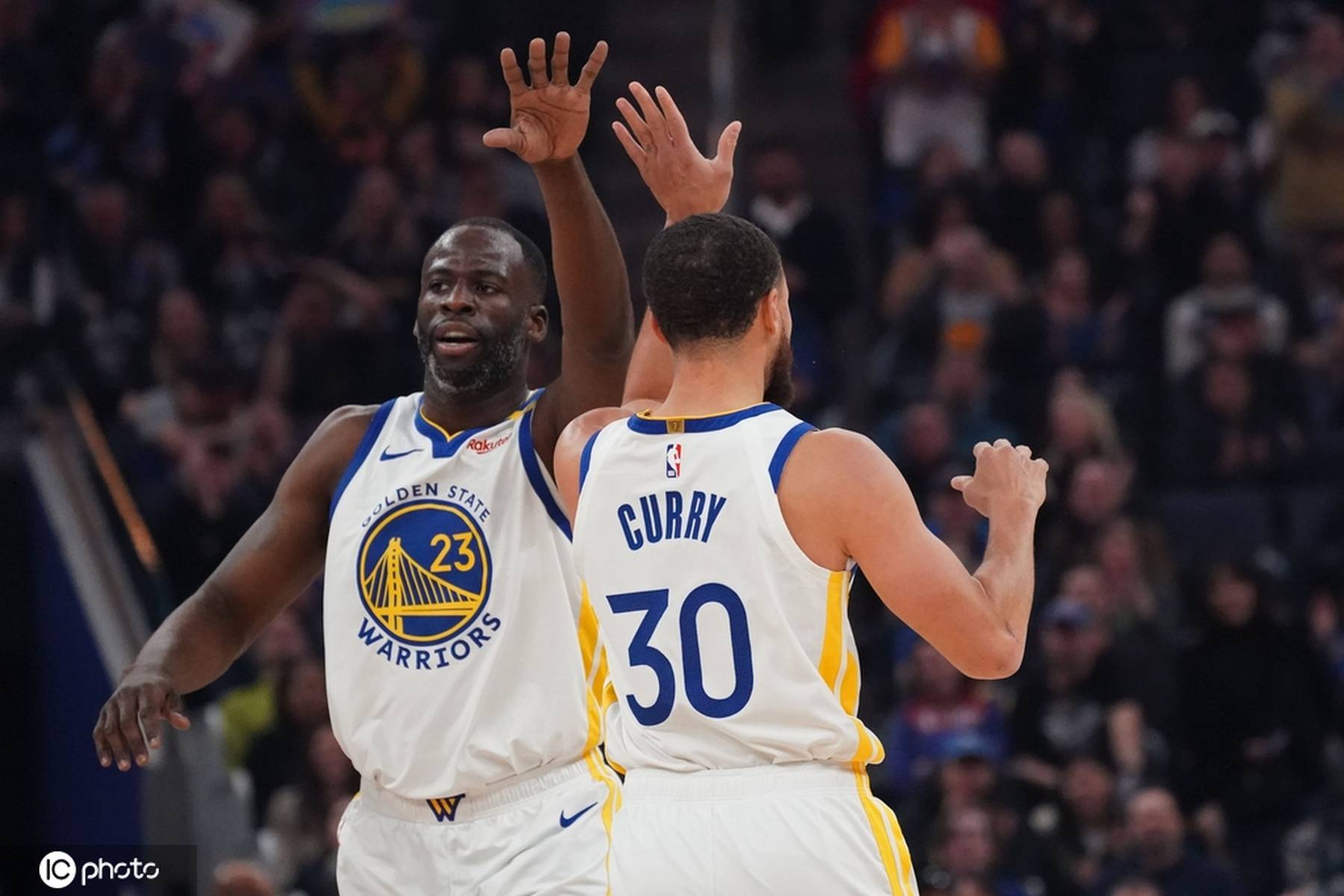 勇士客场击败活塞保持季后赛希望