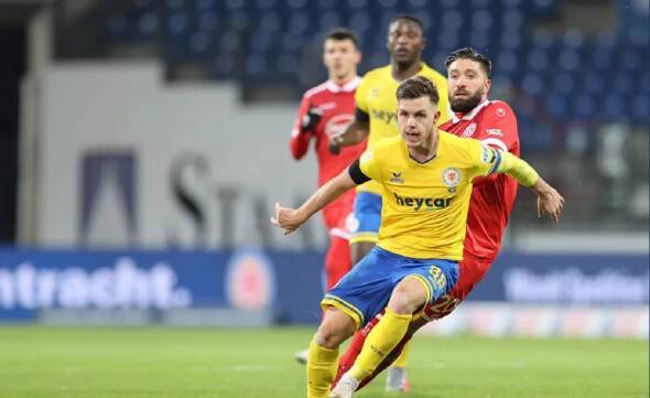 汉堡球队卫冕失利，积分榜下滑的简单介绍