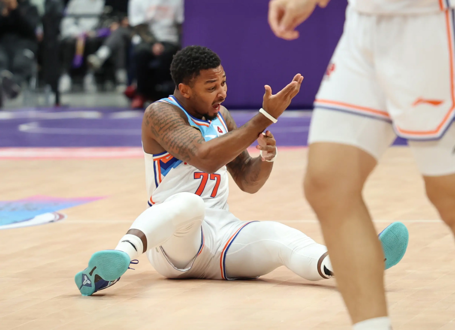 开云体育app-新疆队内线抢篮板，成功击败对手