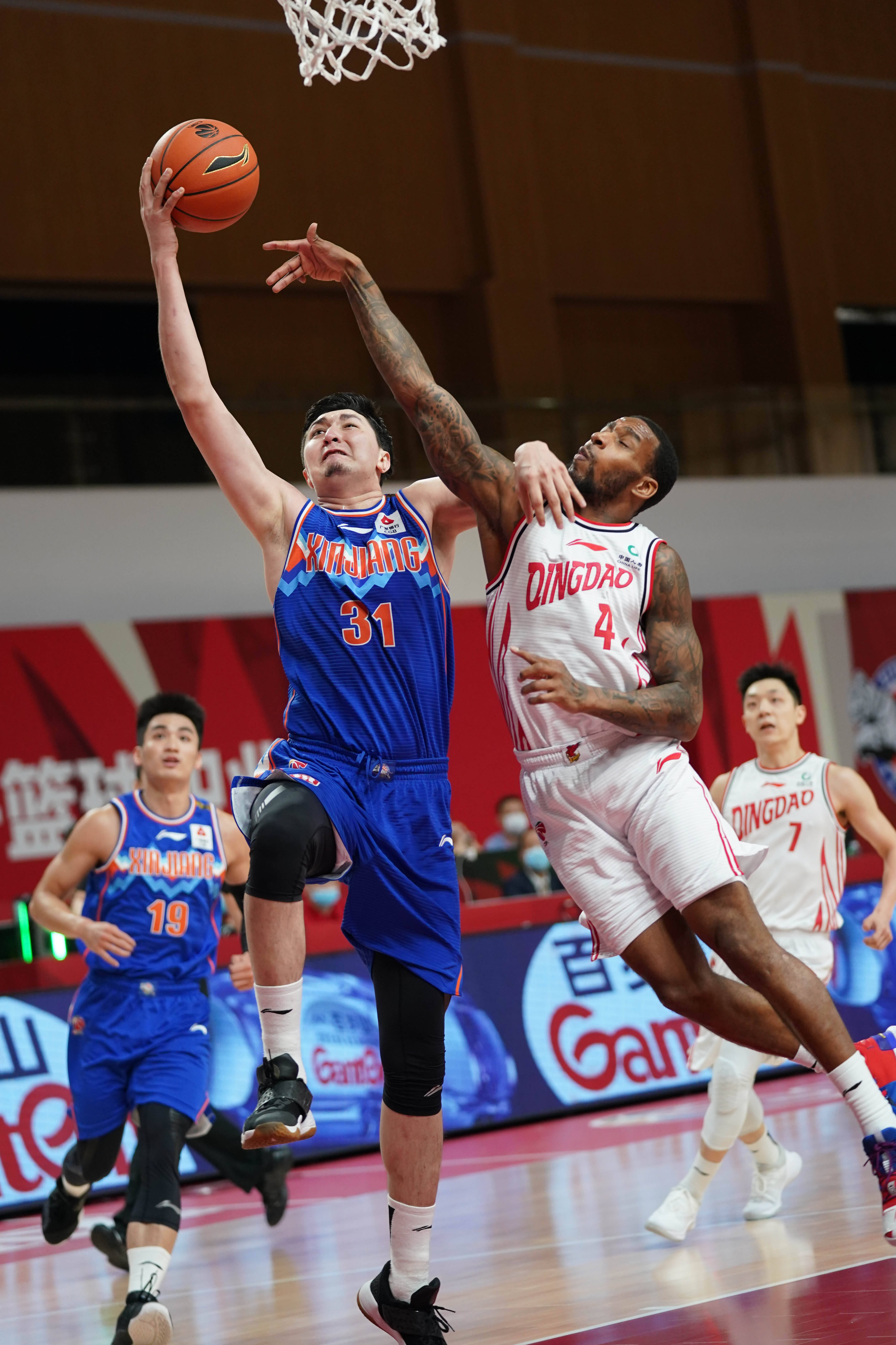 新疆队内线抢篮板，成功击败对手