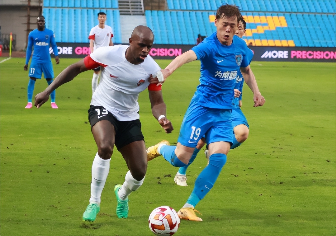 联赛中一队球员独中两元，帮助球队赢球