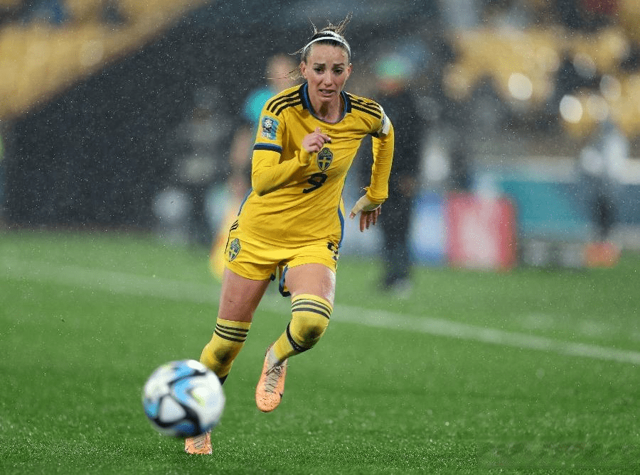 开云下载-关于意大利女足队员奋力拼搏，一往无前的信息