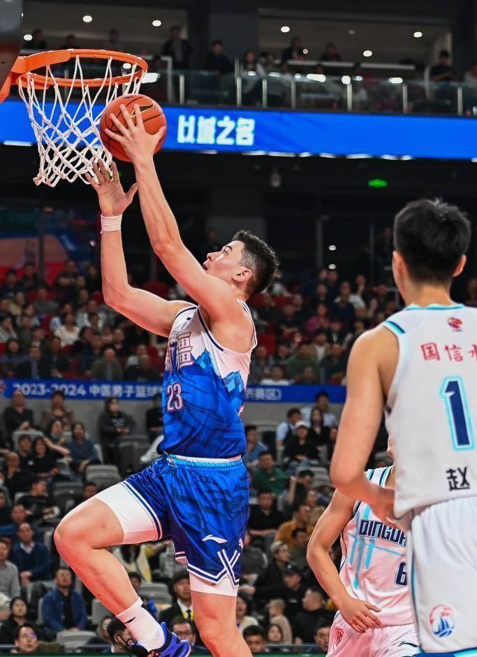 江苏男篮士气高涨，全队打出团队精神