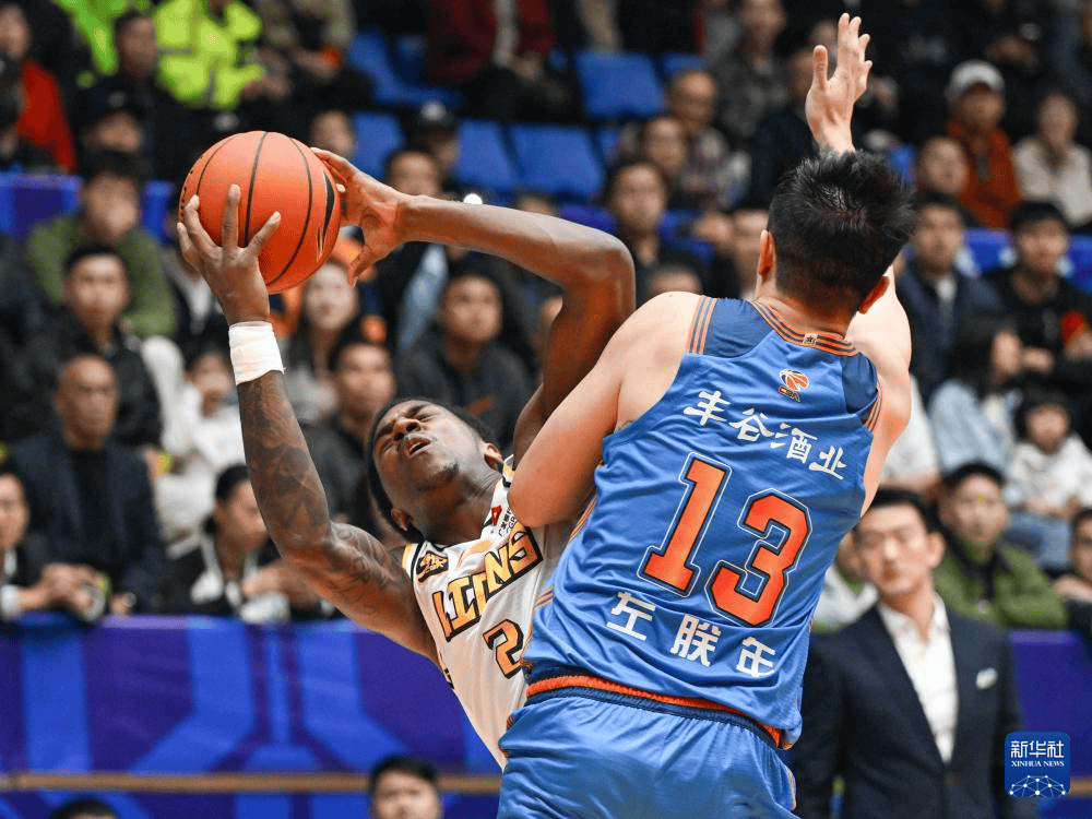 四川男篮队员突破个人纪录，助力球队赢得胜利