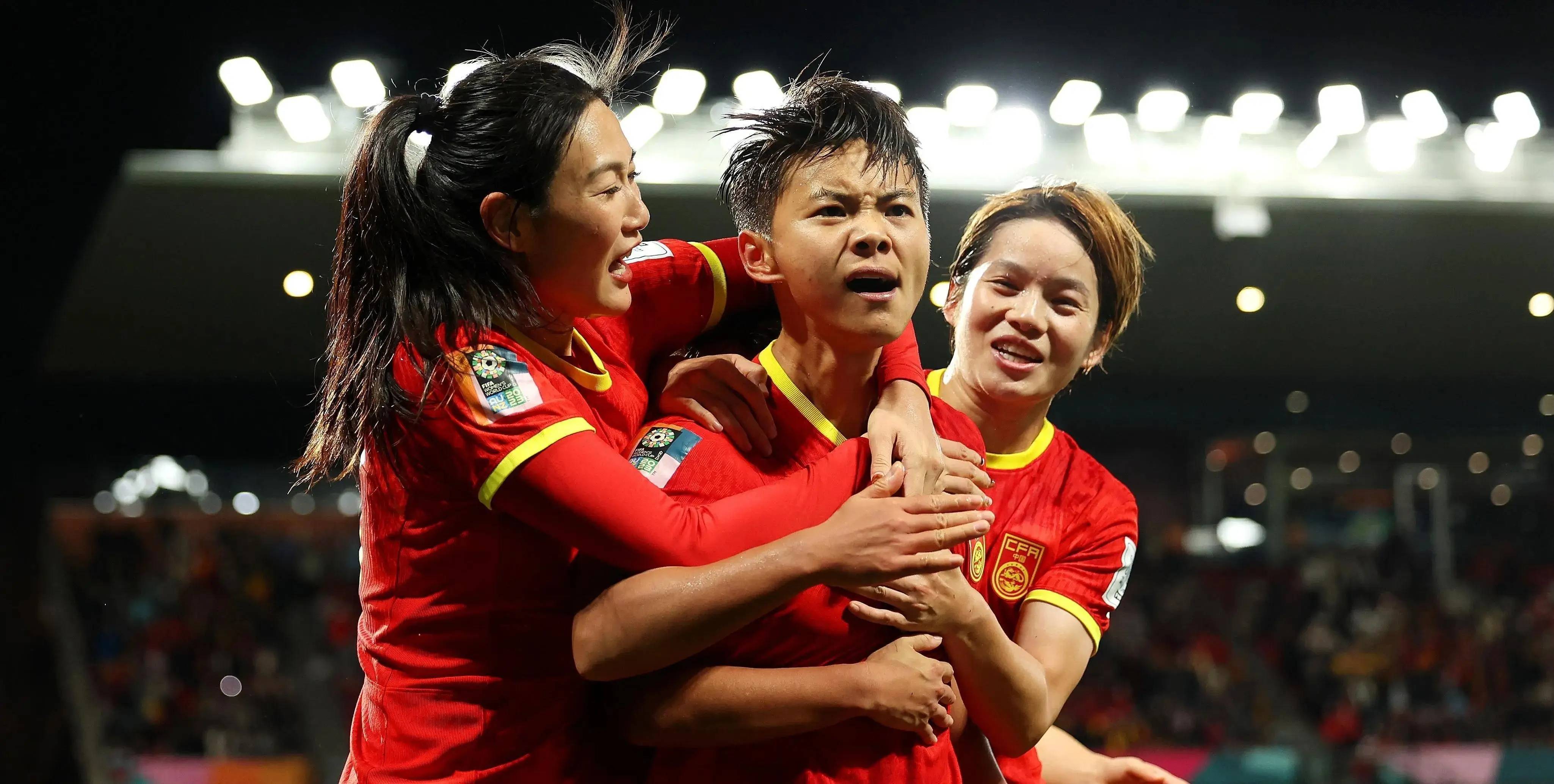 中国女足队在国际大赛中夺魁