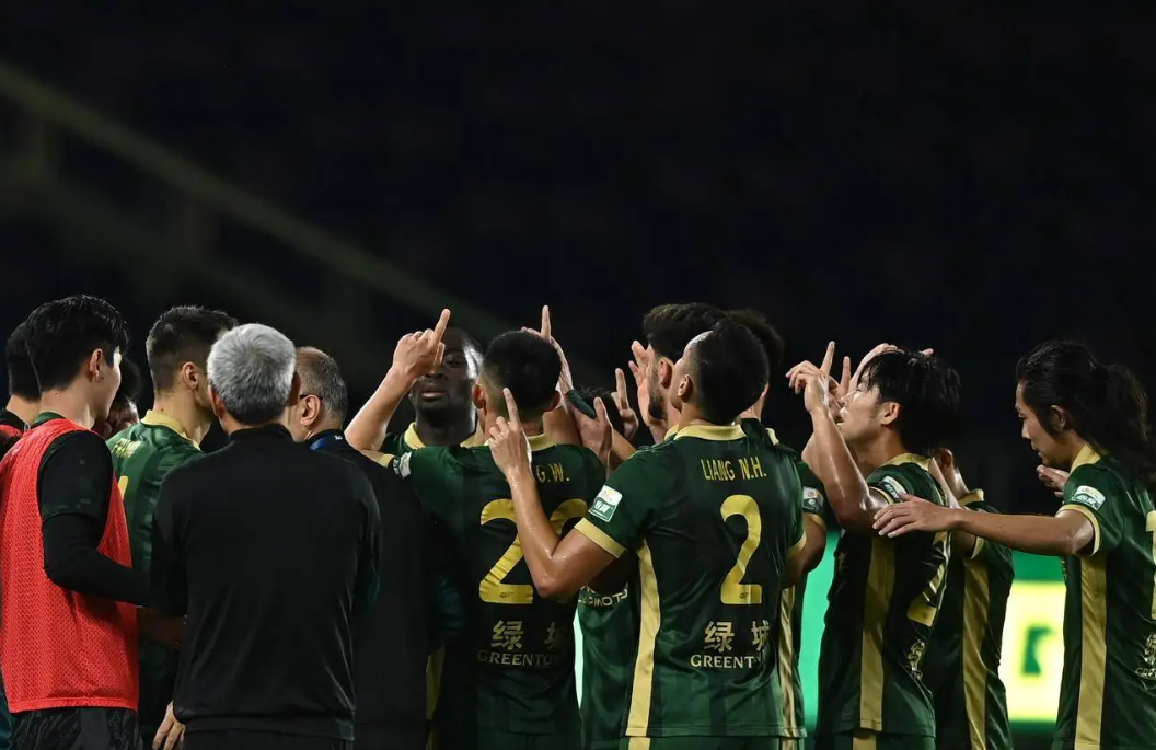 开云体育在线-浙江绿城客场遭遇惨败，深陷保级危机