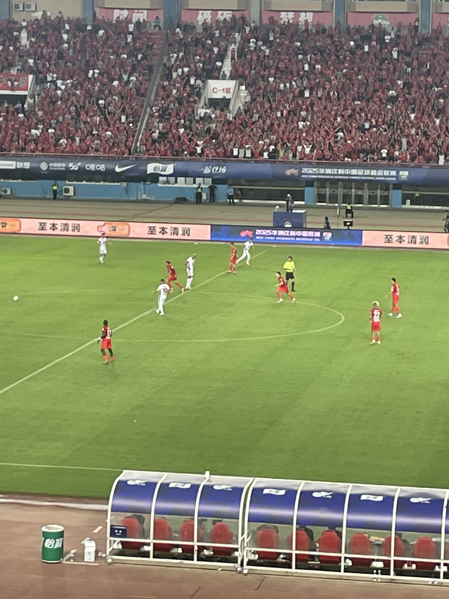 河南建业主场击败对手，重回中超前八行列的简单介绍