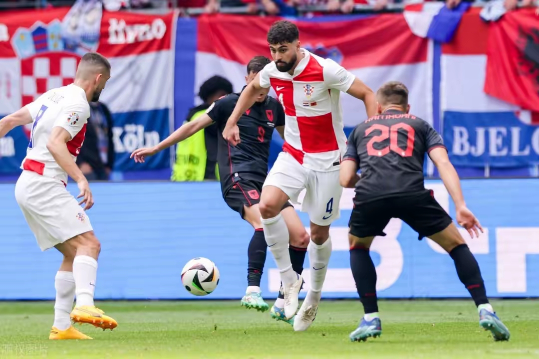 开云体育在线-克罗地亚队逆转战胜，晋级四强赛