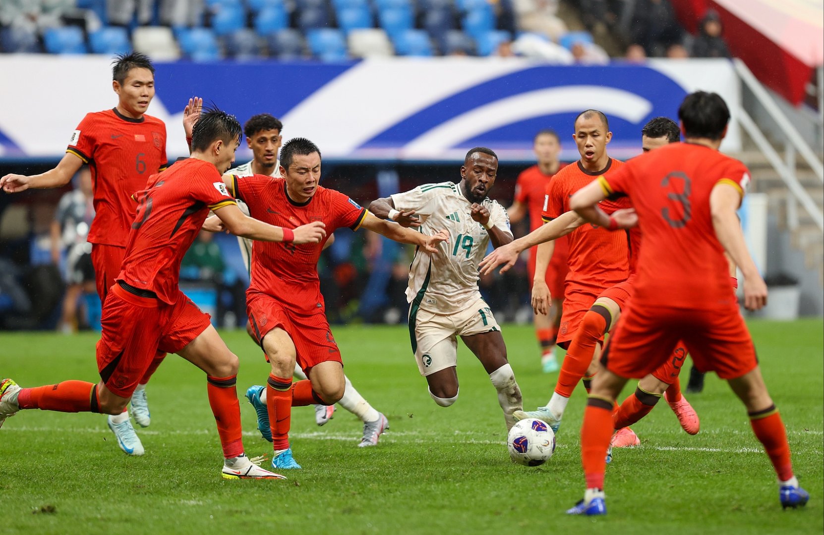 弗赖堡球员发挥出色，帮助球队取得胜利