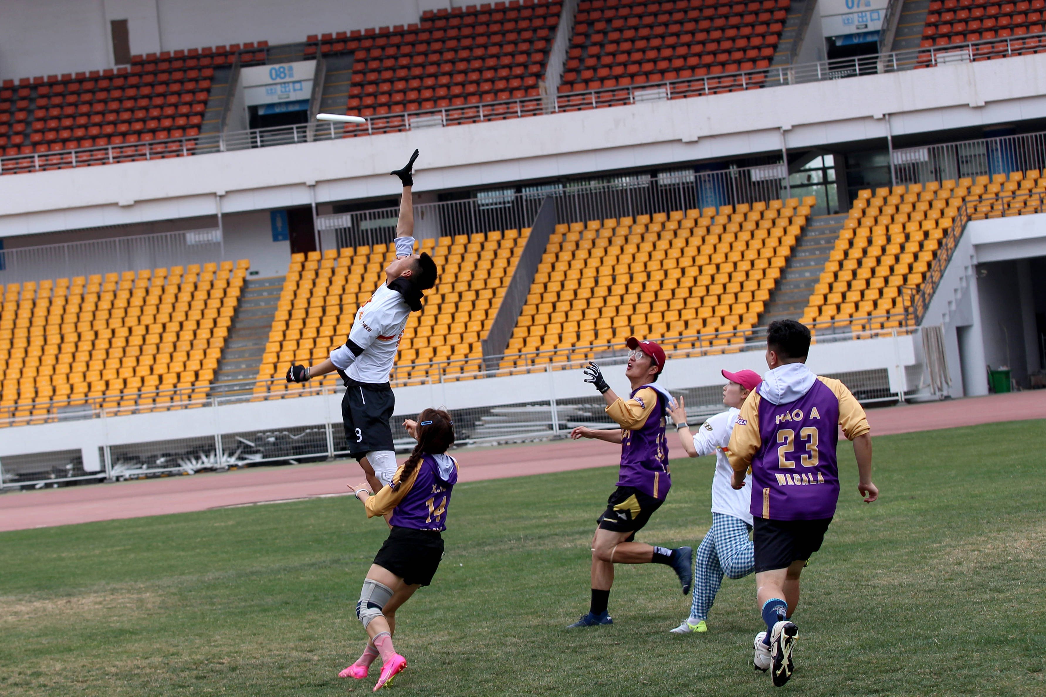 比赛中现巧妙配合，球队战术耐人寻味