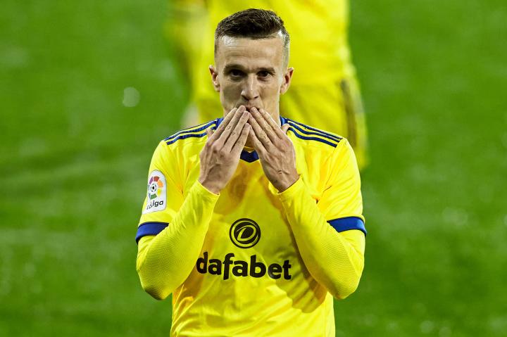 埃瓦尔主场小胜，保持胜利势头