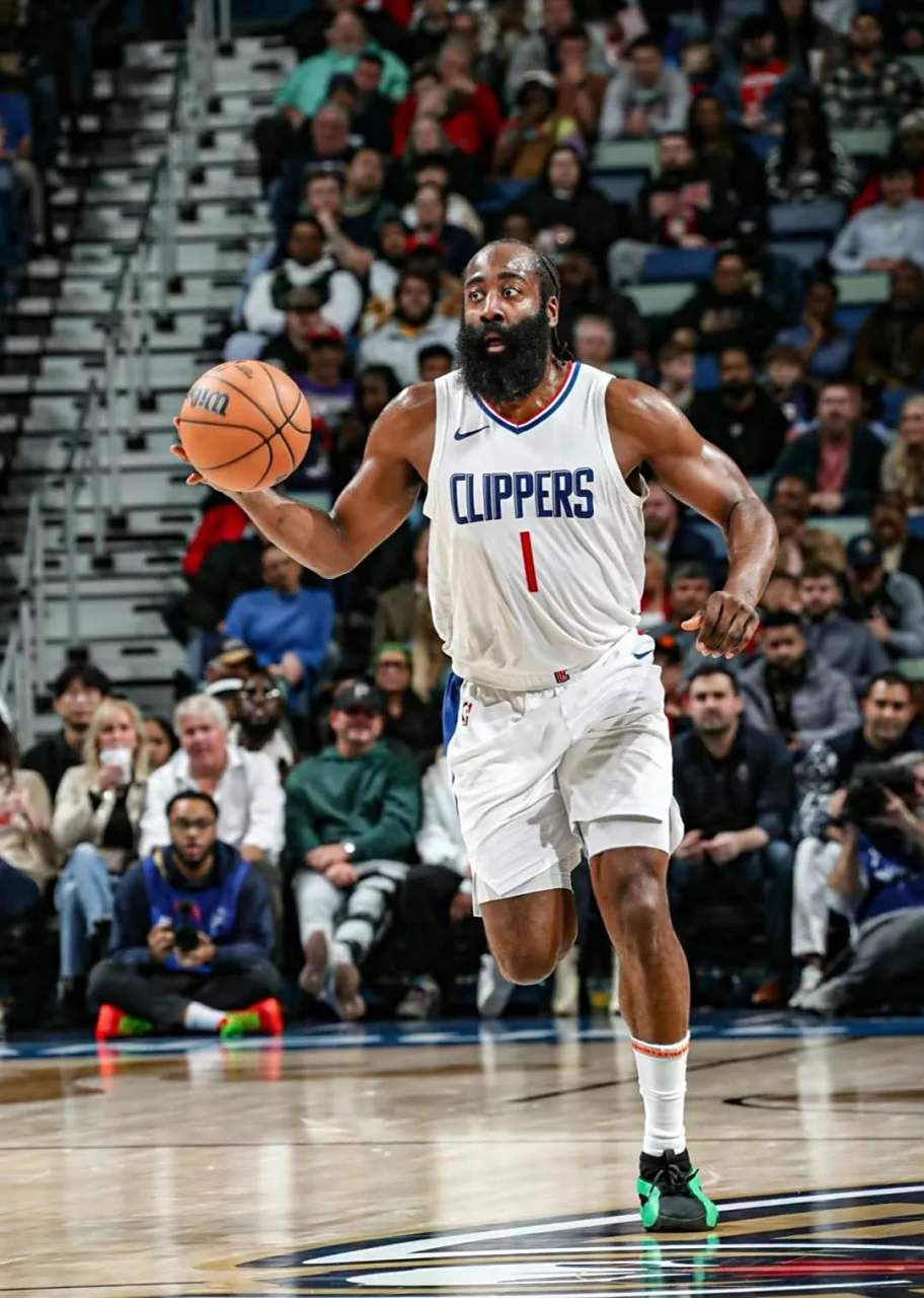 快船主场惨败鹈鹕，连胜终结