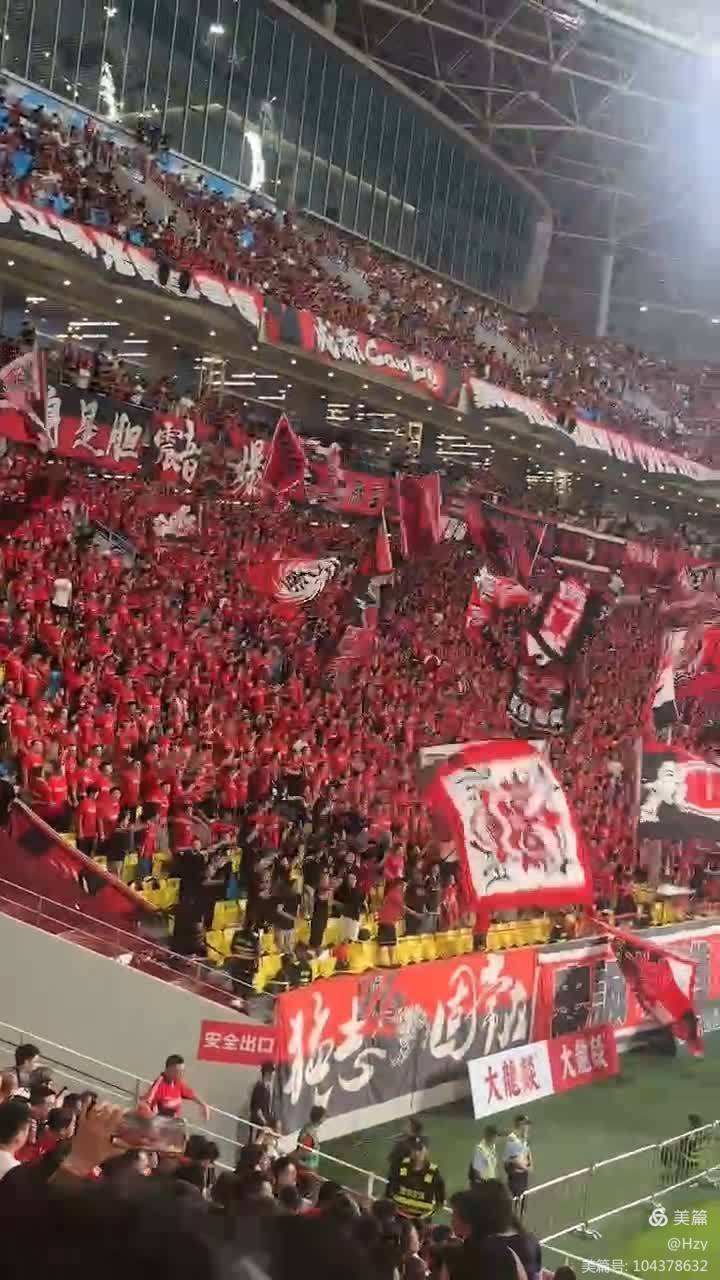 开云体育平台APP-足球比赛火爆开场，球场气氛高涨