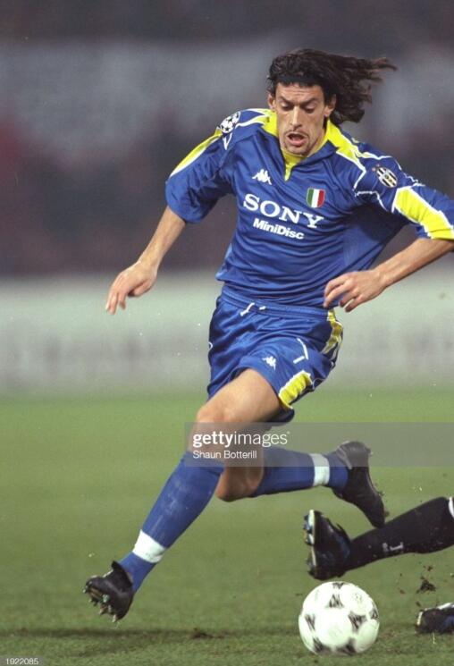 包含尤文图斯后卫控制节奏，助球队稳操胜券的词条