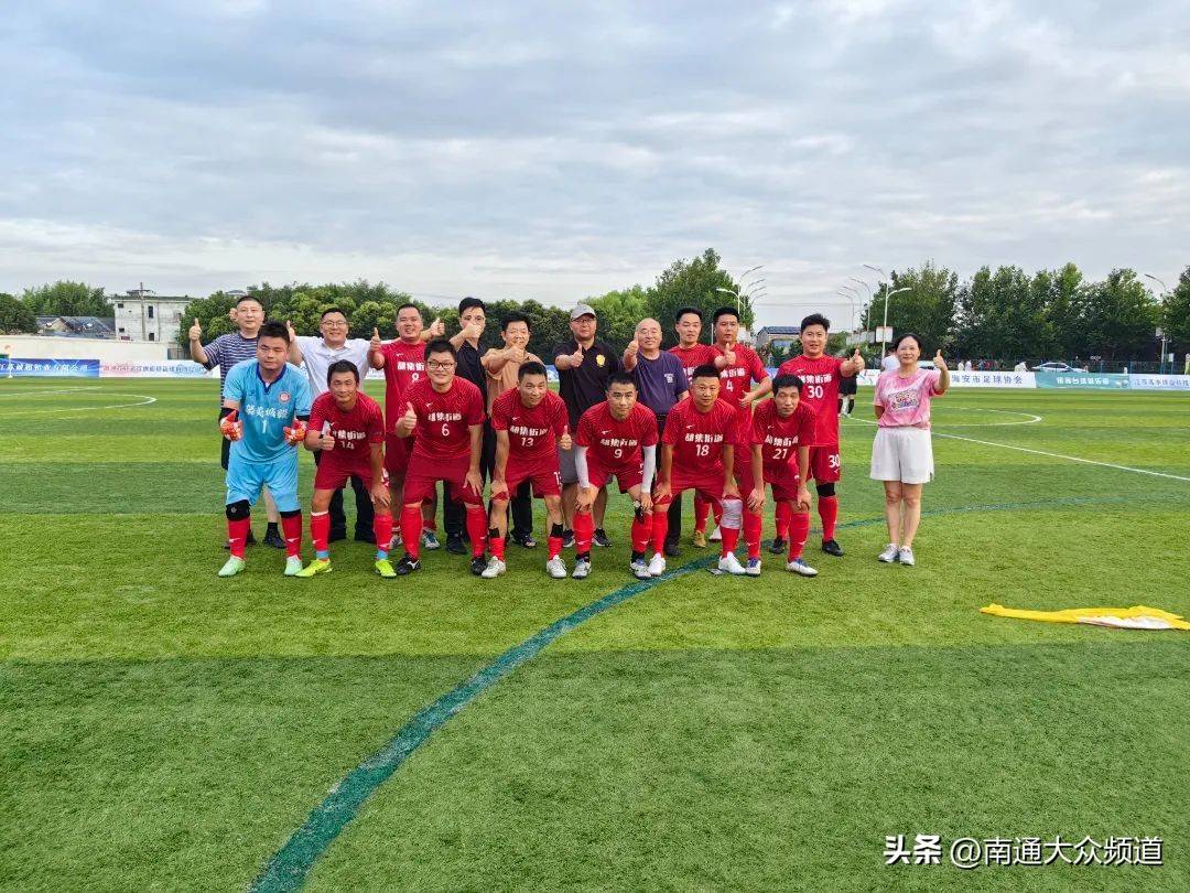 开云下载-足球大赛中激烈较量，球队斗志昂扬