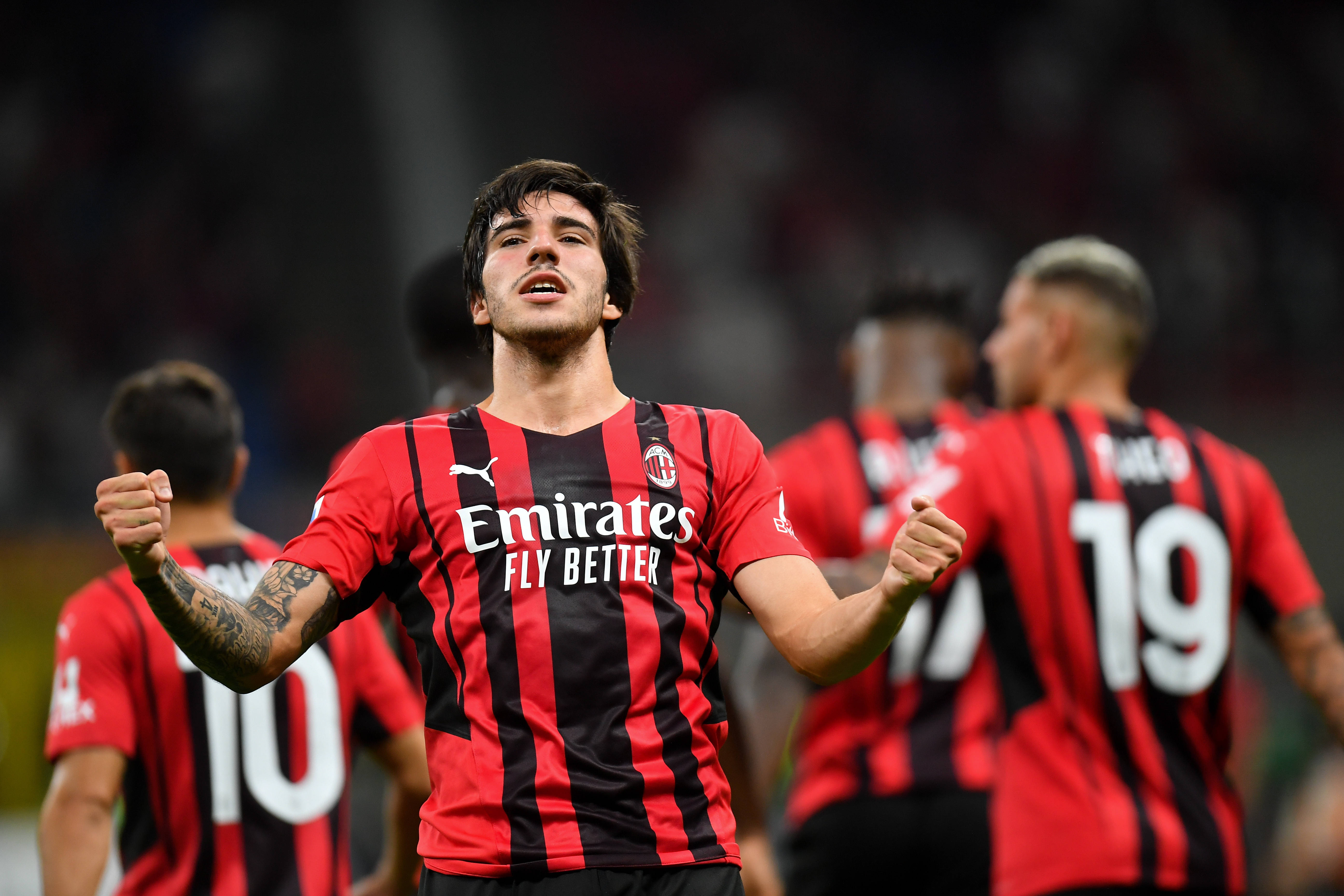 开云体育入口-AC米兰翻盘晋级，米兰德比重燃激烈角逐