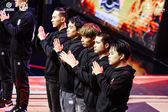 包含C9绝杀TES，Xiaohu打出惊人五杀顶尖较量小组赛，强势挺进下一轮的词条