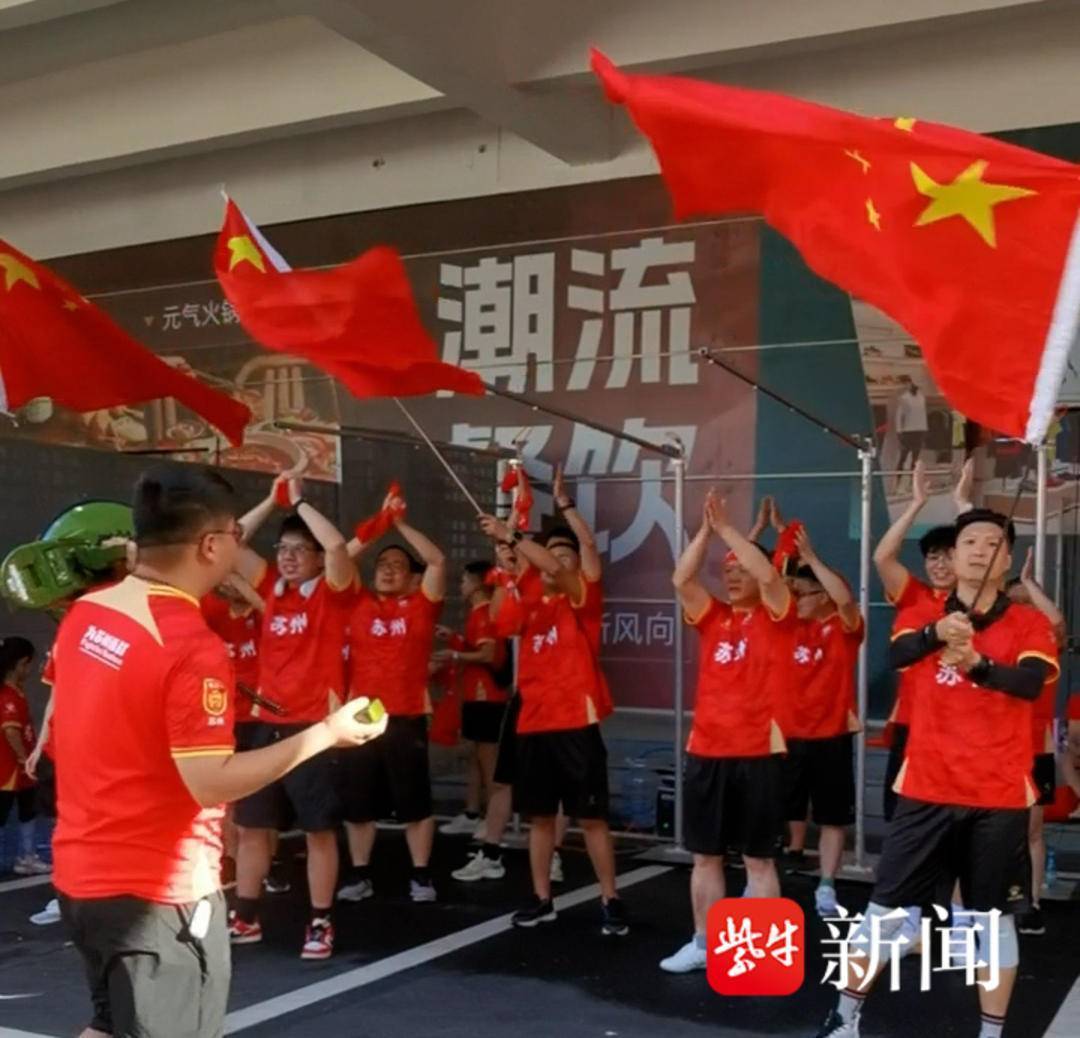 战队再次获胜，球迷为之鼓舞加油的简单介绍