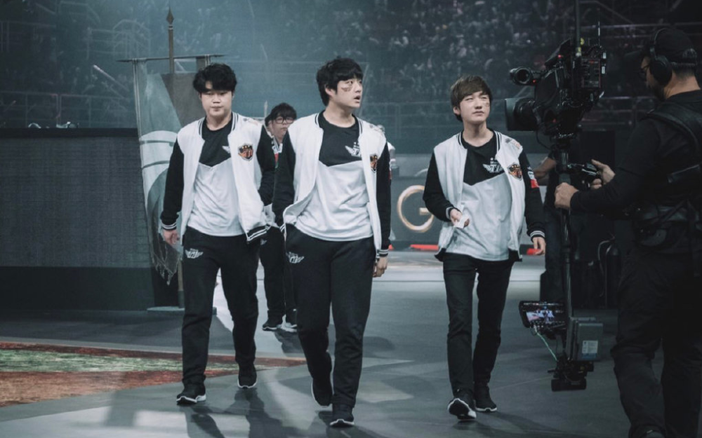 CLG力克C9，Deft开启传奇时刻激烈交锋四强赛，让粉丝疯狂欢呼