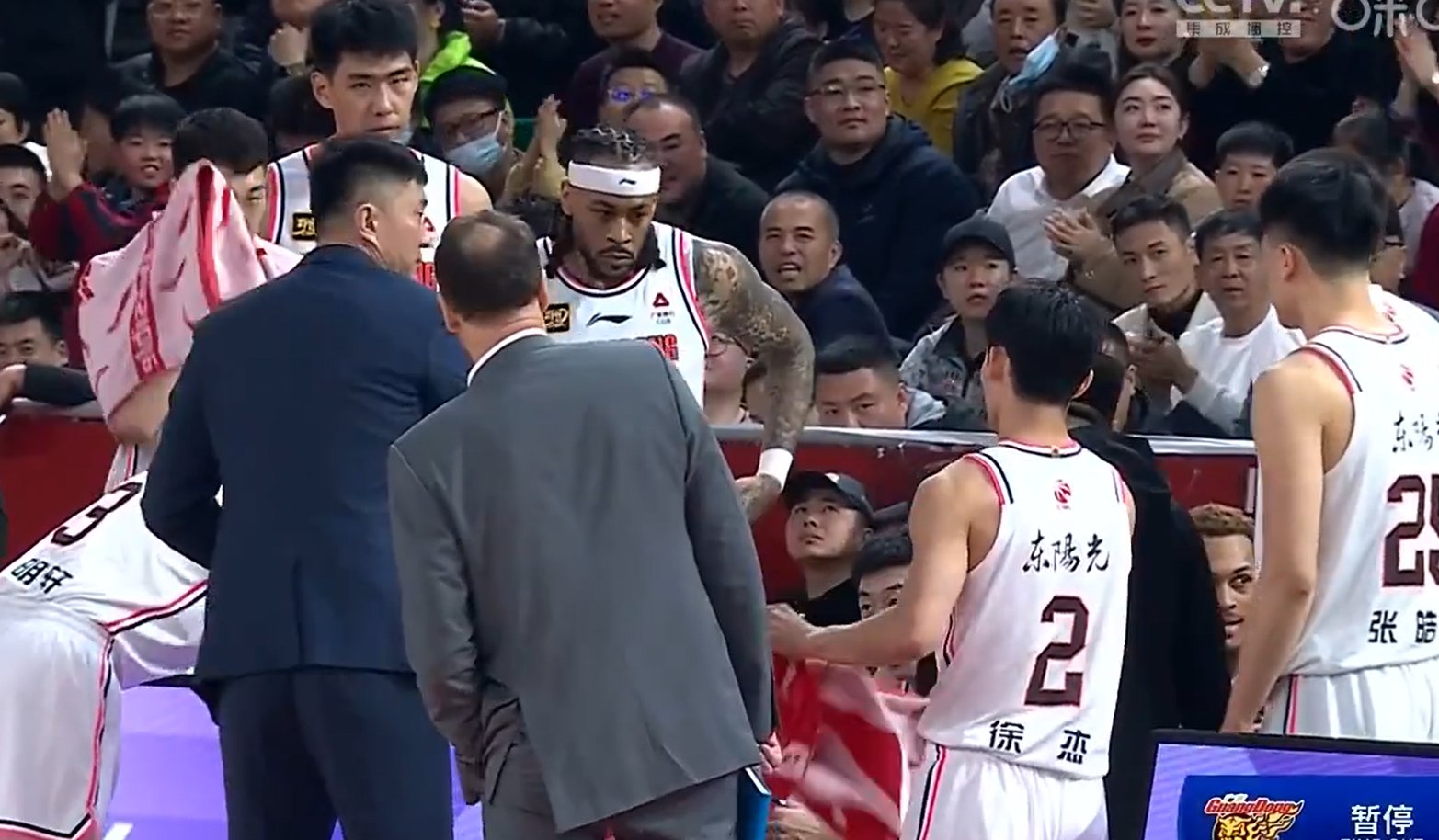 山西队以团队合作，顽强抵抗对手