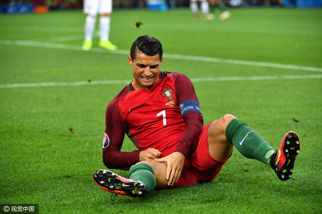 汉堡队球员盖世英雄在德国足球联赛中弄潮儿