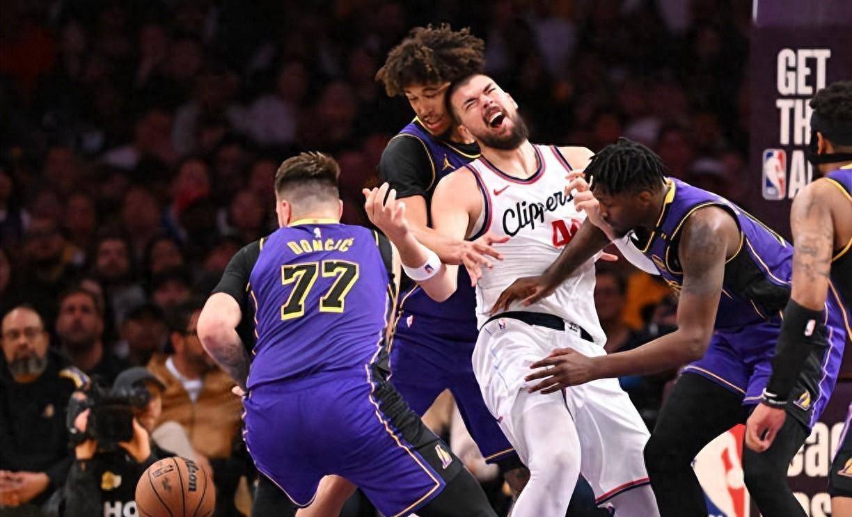 开云体育-关于快船队遭遇两连败，主教练急需调整战术的信息