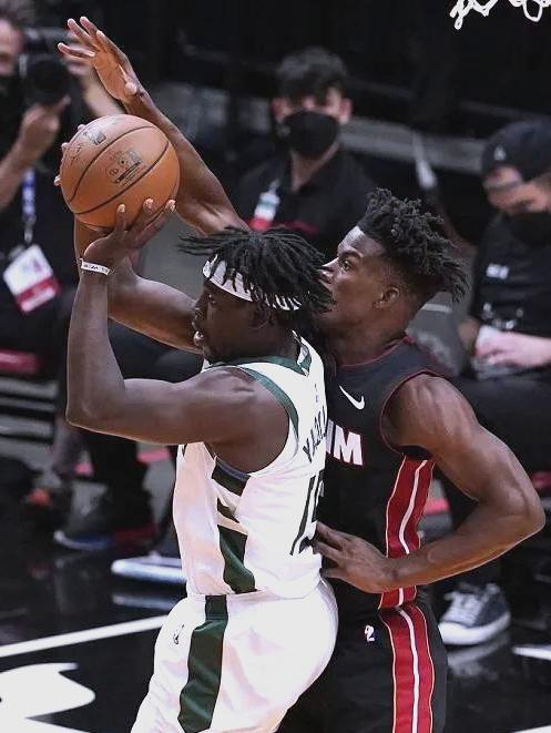 包含雄鹿逆转山西队，霍勒迪关键制胜的词条