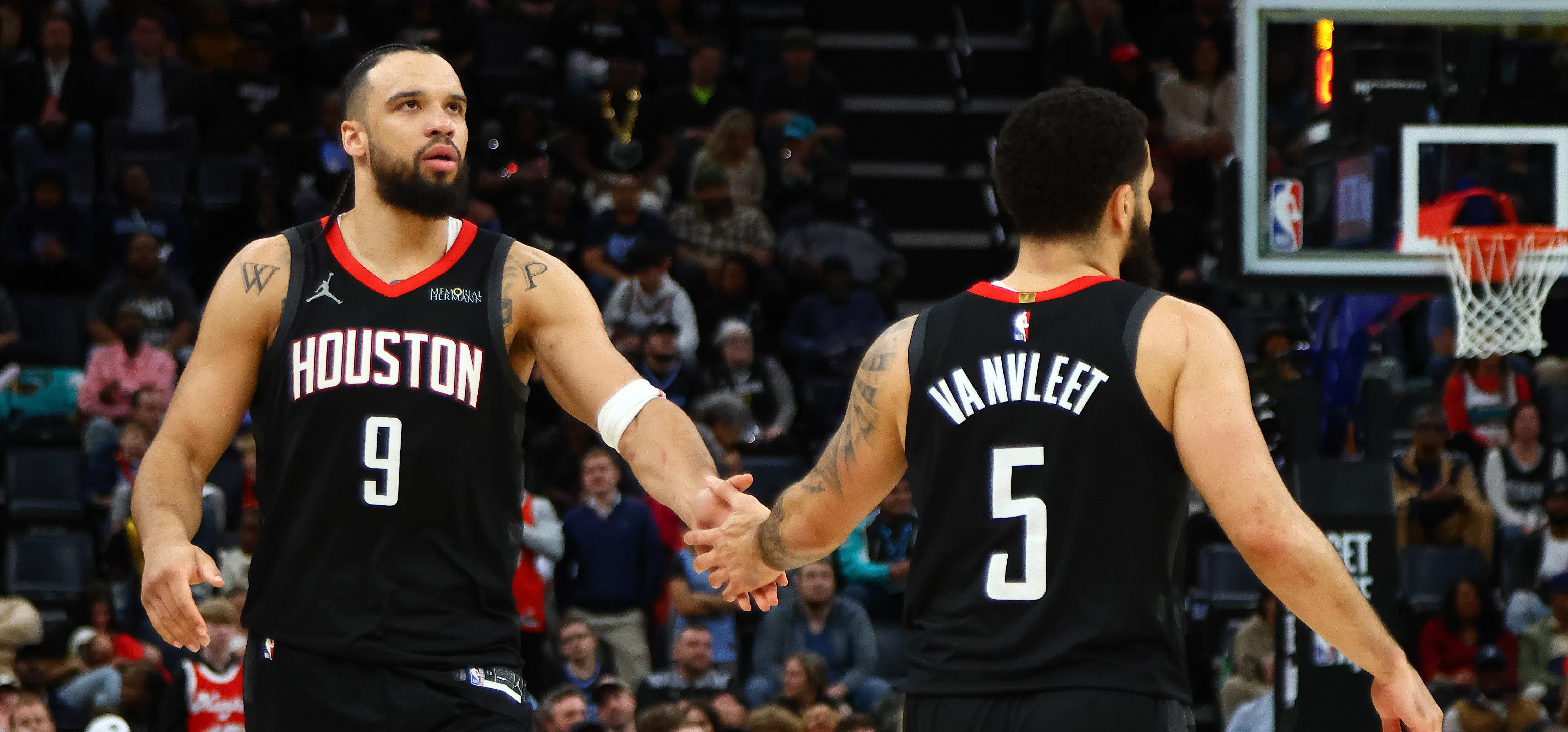 火箭险胜湖人，拉文关键制胜